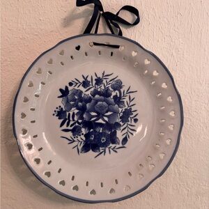 Blue vintage chinoiserie floral pattern decorative wall plate